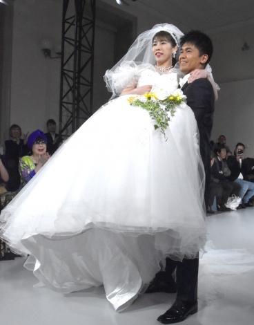 画像 写真 吉田沙保里 純白ドレスで武井壮から お姫様抱っこ 理想は 楽しく元気に笑顔があふれる結婚式 10枚目 Oricon News