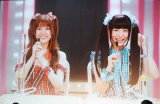 劇中でアイドル衣装に身を包む（左から）松村沙友理、浜辺美波 （C）ORICON NewS inc. 