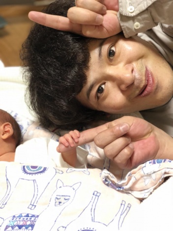 第1子女児の誕生を報告した流れ星・ちゅうえい（写真はTwitterより） 