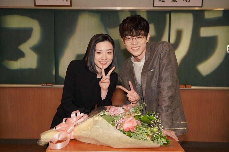 永野芽郁『3年A組』撮了で涙 菅田将暉から花束贈呈 | ORICON NEWS
