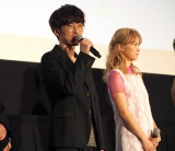劇場版『えいがのおそ松さん』舞台挨拶に出席した（左から）櫻井孝宏、Dream Ami（C）ORICON NewS inc. 