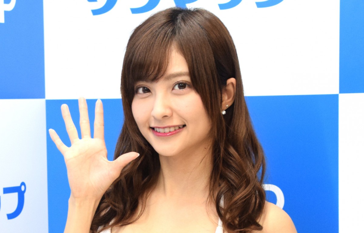 花咲 現役歯科助手”モデル・花咲れあ、二刀流の活躍を誓う「目標はローラさん」 | ORICON NEWS