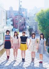 『週刊ヤングマガジン』第17号に登場した日向坂46(左