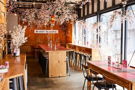 サムネイル 満開の桜が出迎える「RAIZIN SAKURA CAFE」内観。 