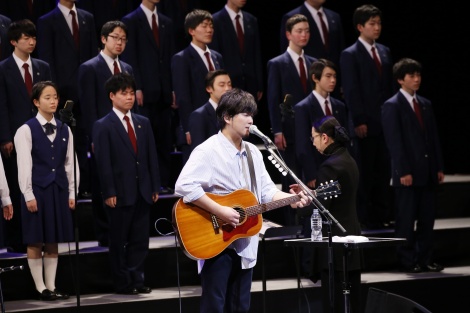 秦基博 被災地の中高生108人と ひまわりの約束 を合唱 Oricon News