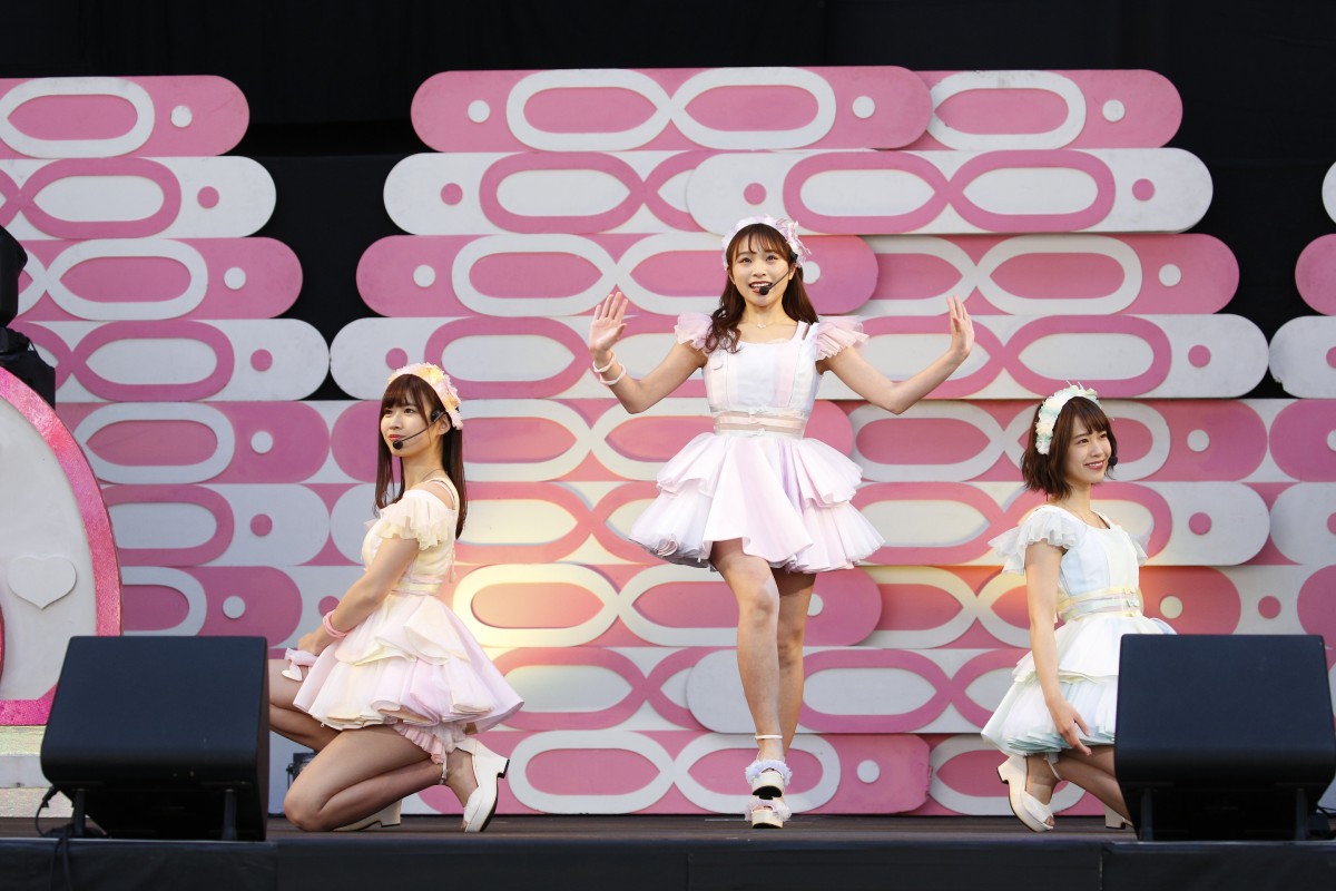 AKB48 Team8 チーム8結成5周年記念コンサート 富士山麓エイト祭り 4/13，14 昼・夜公演 撮って出しL+2版生写真+台紙1枚+ステッカー 小栗有以 AKB48 チーム8結成5周年記念コンサート 開演前物販にメンバーが登場!!