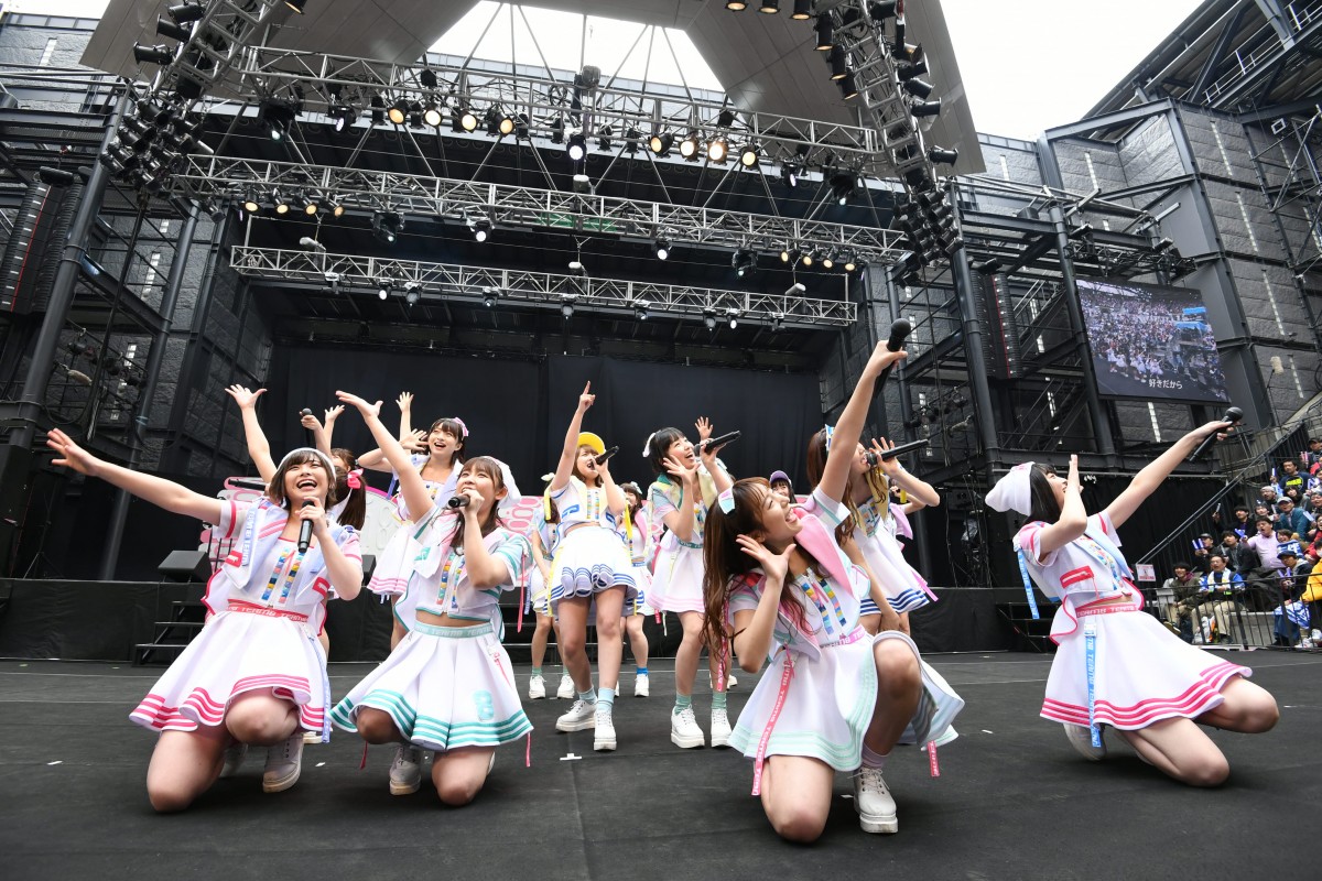 AKB48 Team8 チーム8結成5周年記念コンサート 富士山麓エイト祭り 4/13，14 昼・夜公演 撮って出しL+2版生写真+台紙1枚+ステッカー 小栗有以 AKB48 チーム8結成5周年記念コンサート 開演前物販にメンバーが登場!!