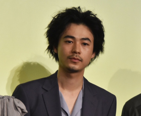 成田凌の画像 写真 小松菜奈 門脇麦 ギターを背負って渋谷を歩いた プライベートでの練習秘話明かす 37枚目 Oricon News