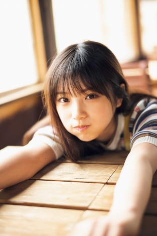 乃木坂46 次世代エース 与田祐希 小旅行でキュートな笑顔 輝く美脚を披露 Oricon News
