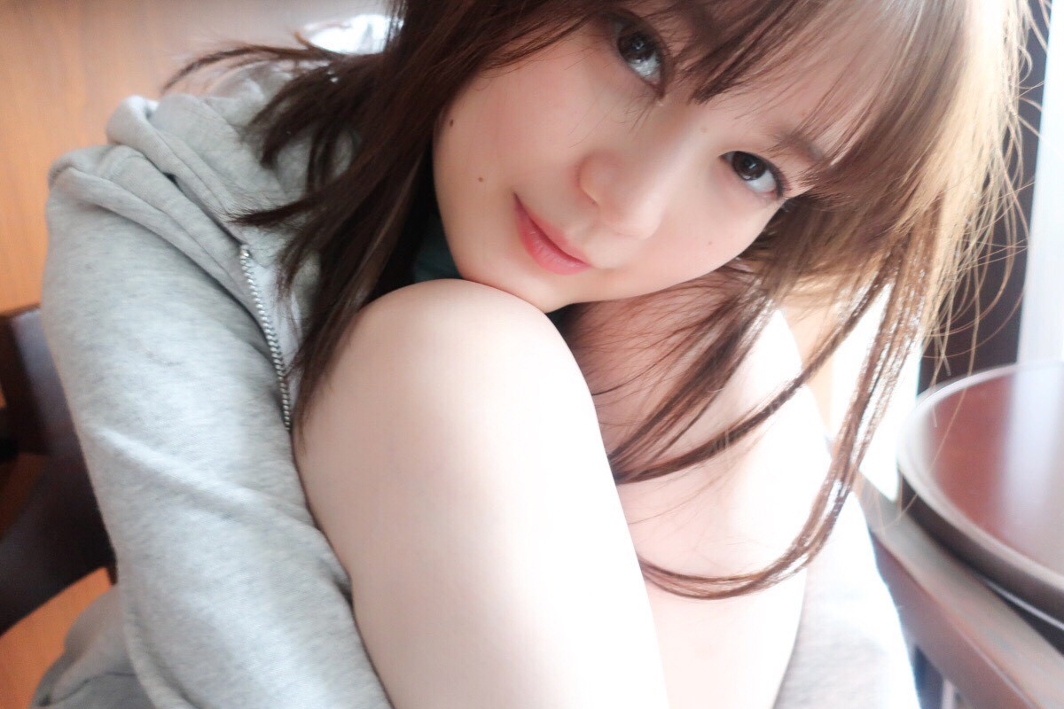 乃木坂46生田絵梨花、オフショット300連投 まぶしい美脚ショットに