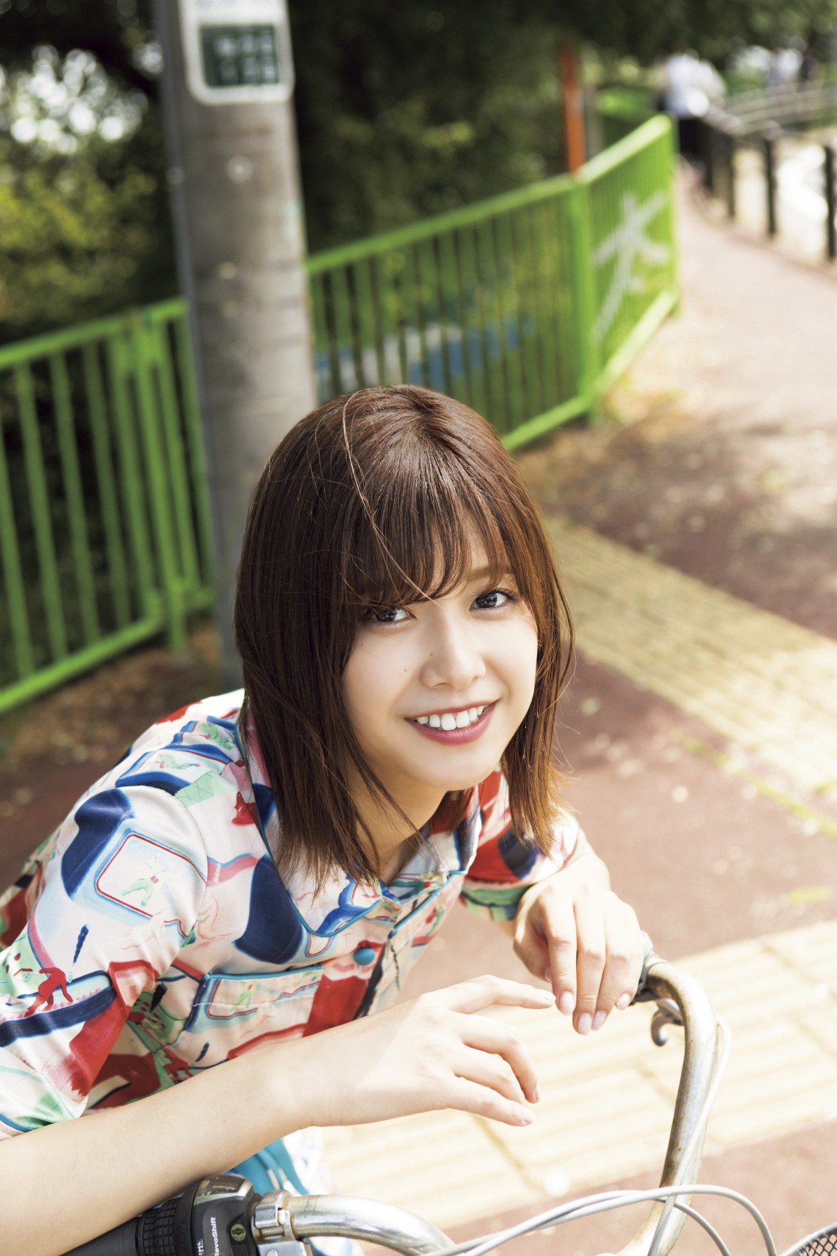 欅坂46・渡邉理佐、自転車にまたがりナチュラル笑顔 部屋着姿