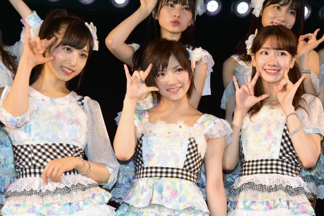 AKB48が柏木由紀セットリスト考案公演をスタート（前列左から）小栗有以、岡田奈々、柏木由紀 （C）ORICON NewS inc. 