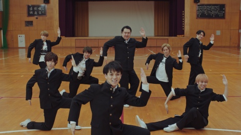 Travisjapan 初広告で小手伸也と圧巻のフォーメーションダンス ちょっとうるうる Oricon News