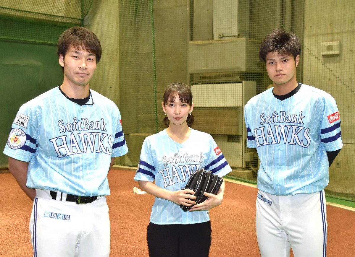 画像・写真 | 吉岡里帆、ホークス戦始球式前に武田選手＆甲斐野選手