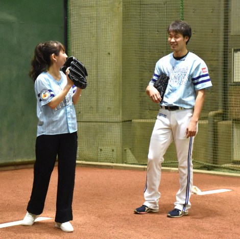 画像 写真 吉岡里帆 ホークス戦始球式前に武田選手 甲斐野選手からレクチャー 2枚目 Oricon News