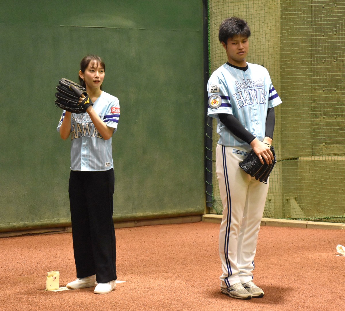 画像・写真 | 吉岡里帆、ホークス戦始球式前に武田選手＆甲斐野選手からレクチャー 4枚目 | ORICON NEWS