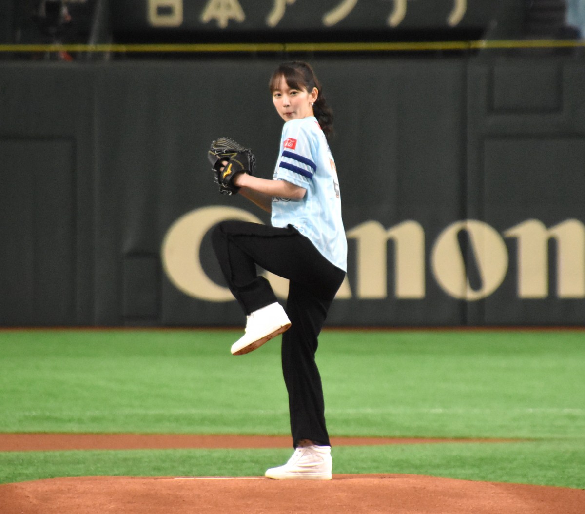 吉岡里帆、ホークス戦で人生初始球式 ノーバンならずも「夢を見ていた