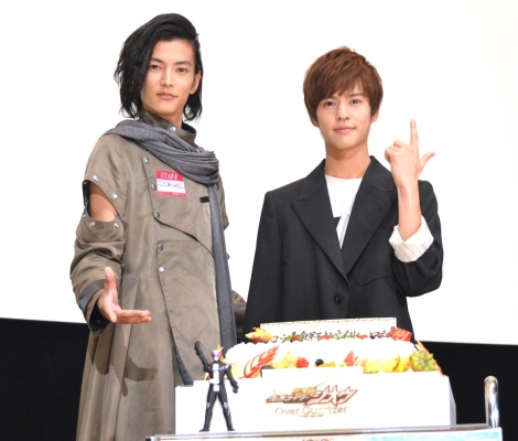 祝え ジオウ 奥野壮 19歳の誕生日に ウォズ 渡邊圭祐がサプライズ登場 Oricon News