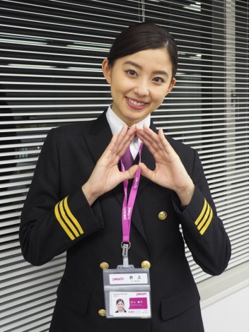 朝比奈彩 パイロットの制服姿が美しすぎる 乗客に 本物 と間違えられ Oricon News