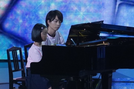 半身麻痺となった少女と華麗なピアノ演奏した嵐・櫻井翔（C）日本テレビ 