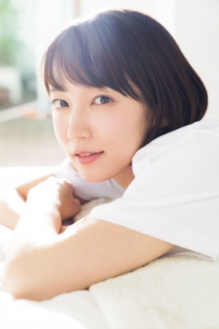 吉岡里帆 爽やかな夏スタイルで白く輝く美脚披露 Oricon News