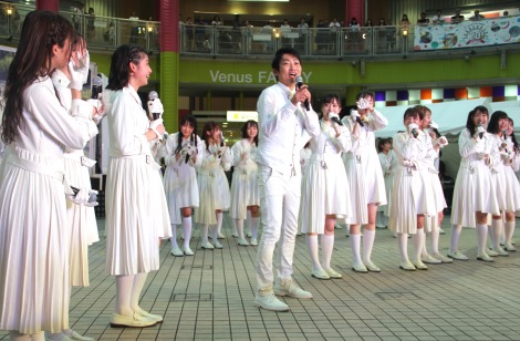 石田を探せ ノンスタ石田 白衣装のラストアイドル44人に紛れてライブ 白衣装で仕事獲得 Oricon News