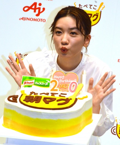 画像 写真 永野芽郁 サプライズで巨大ケーキ登場に感激 すごいよ 2枚目 Oricon News