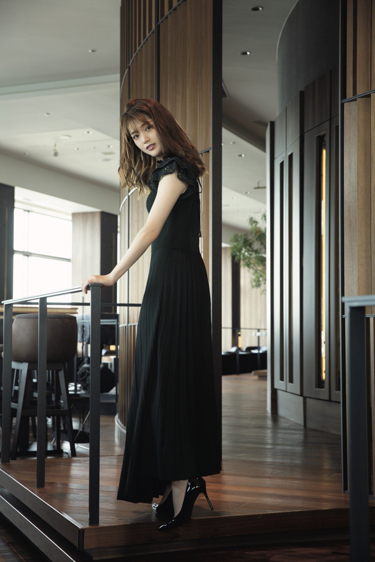 乃木坂46・松村沙友理が魅せる“大人のアフター5”ラグジュアリーな撮り