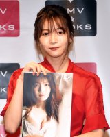 �B�J�p�����A���ʐ^�W�ŃZ�N�V�[�J�b�g����u�Ƒ��̔����͕��G�c�v 