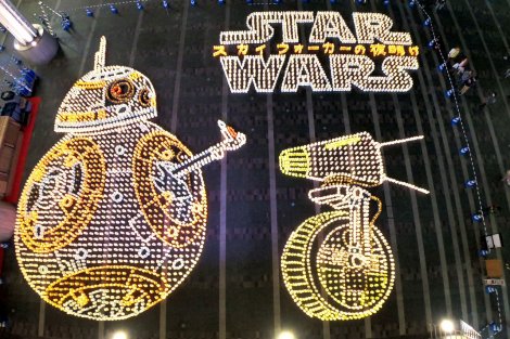 博多の玄関口JR博多駅前広場に、灯明で描かれた映画「スター・ウォーズ 灯明地上絵」（C）2019 Lucasfilm Ltd. All Rights Reserved. 