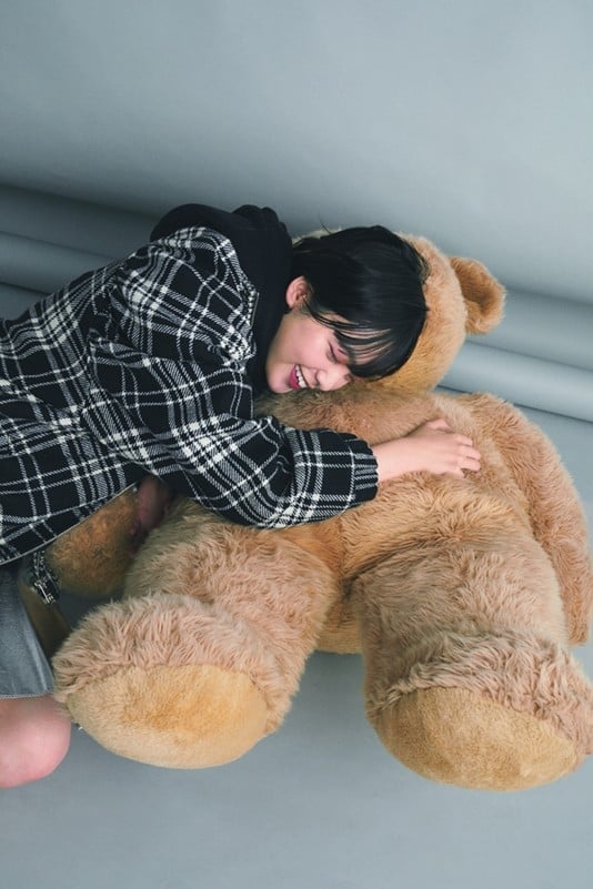 欅坂46平手友梨奈、特大クマに抱きつき“キャロてち”連発 76の