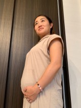 妊娠7ヶ月のふっくらお腹を披露したキンタロー。 (写真は公式ブログより) 