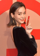 �˒J����A�G���K���X���́u���ʂ���o�Ă���v �w����������h���X�œo�� 