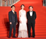 『第32回東京国際映画祭』レッドカーペットに出席した(左から)真木太郎、のん、片渕須直監督 (C)ORICON NewS inc. 