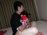 2歳になる双子の愛娘たちを寝かしつけるNON STYLE・石田明（写真はオフィシャルブログより） 
