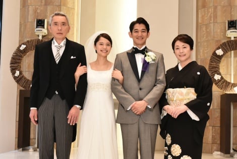宮崎あおい 瑛太との 結婚写真 披露 両親役の松重豊 松坂慶子 お似合い Oricon News