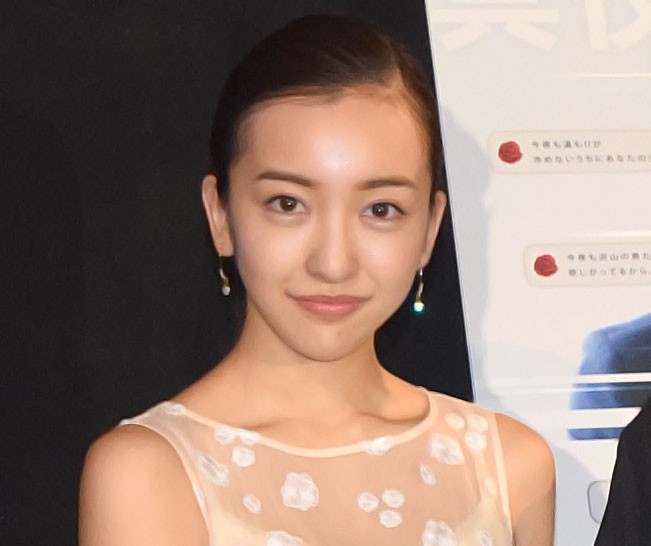 板野友美、美尻＆背中を大胆披露「悩殺ヒップ」「かっこいいお尻