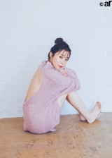 指原莉乃、美背中＆美脚あらわに… ピンクニットから大胆披露