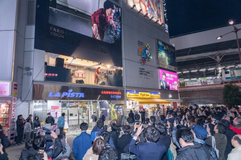 画像 写真 木梨憲武 新橋にサプライズ登場 Cdたたき売り ビジネス街にざわめき 7枚目 Oricon News