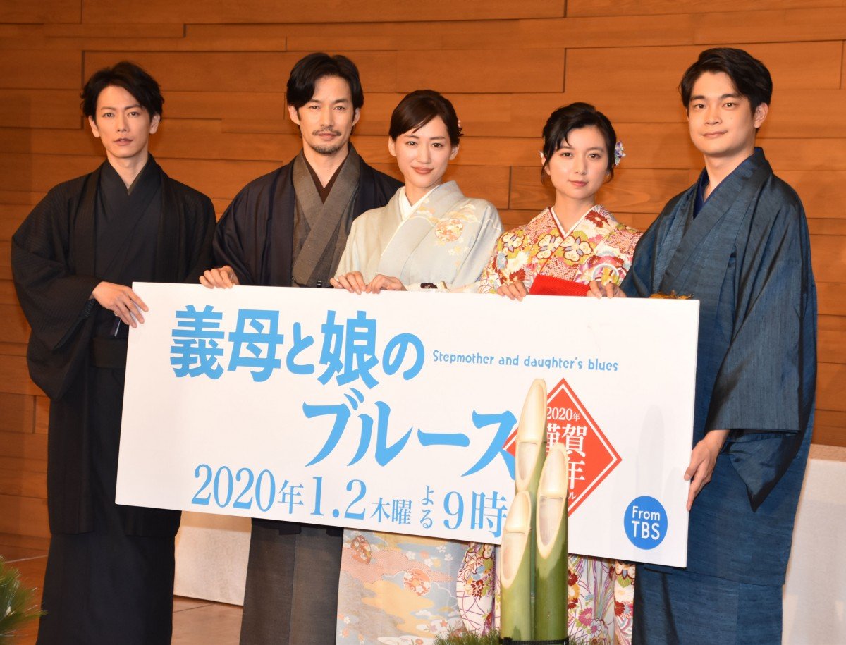 画像・写真 | 綾瀬はるか＆佐藤健ら 着物姿で餅つき 『ぎぼむす』新年SP 2枚目 | ORICON NEWS