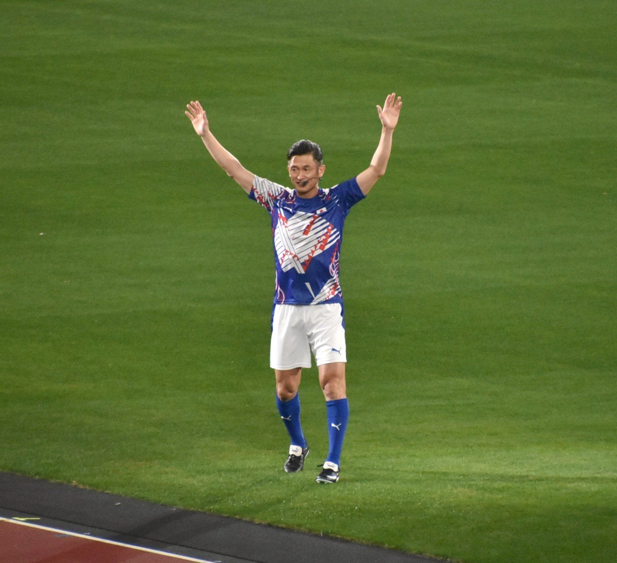 画像・写真 | キングカズ、『新国立競技場』に深々と礼をしてピッチに