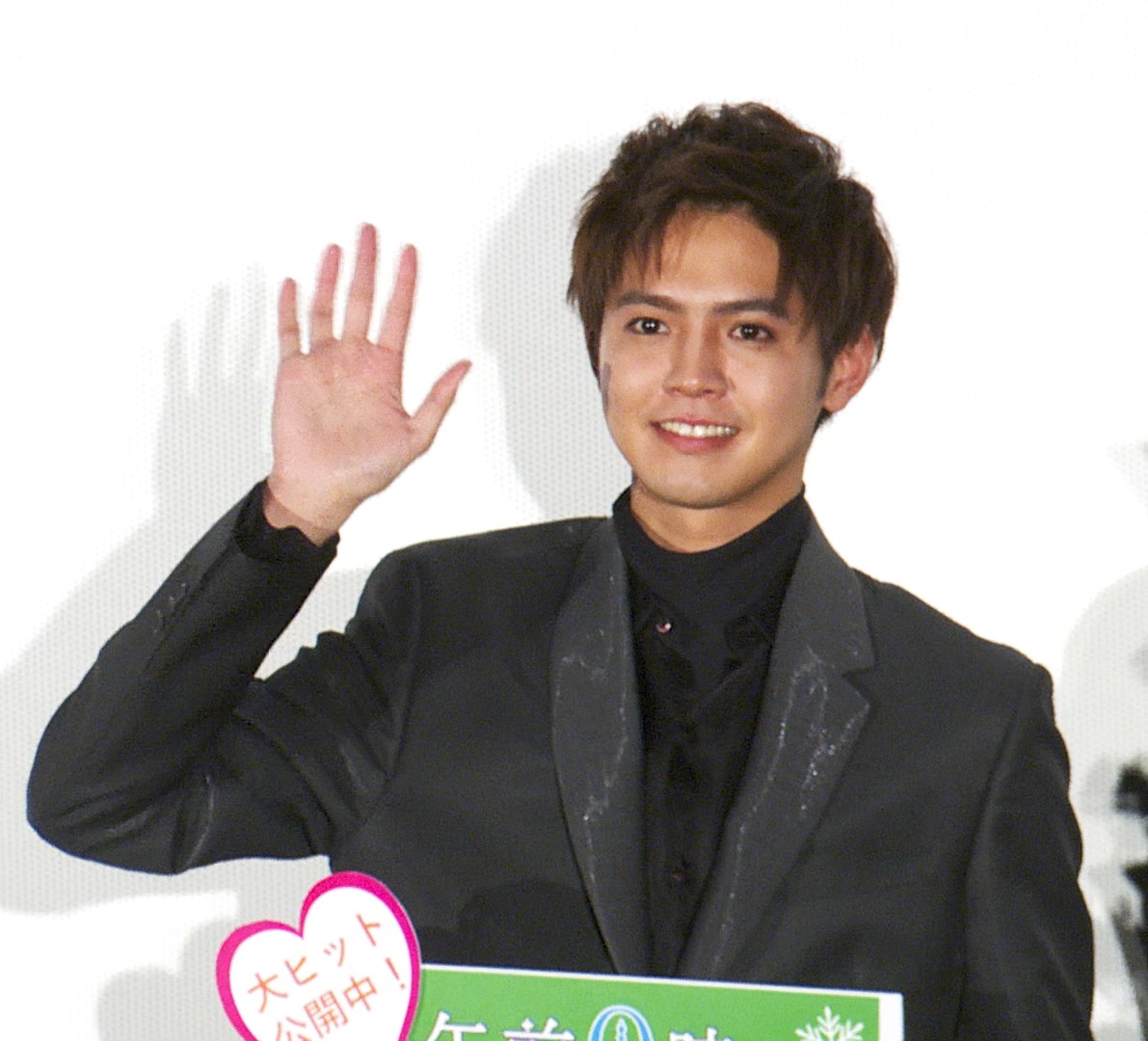 片寄涼太、劇中シーン再現 手の甲サインにファン悲鳴 | オリコン