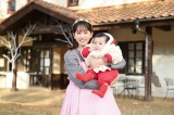 NHK総合・よるドラ『伝説のお母さん』（2月1日スタート）生後8ヶ月の娘さっちゃん役の赤ちゃんを抱っこする前田敦子（C）NHK 