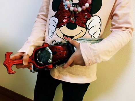 画像 写真 水嶋ヒロ 愛娘が 仮面ライダーカブト の 変身ベルト で遊ぶ姿を公開 4枚目 Oricon News