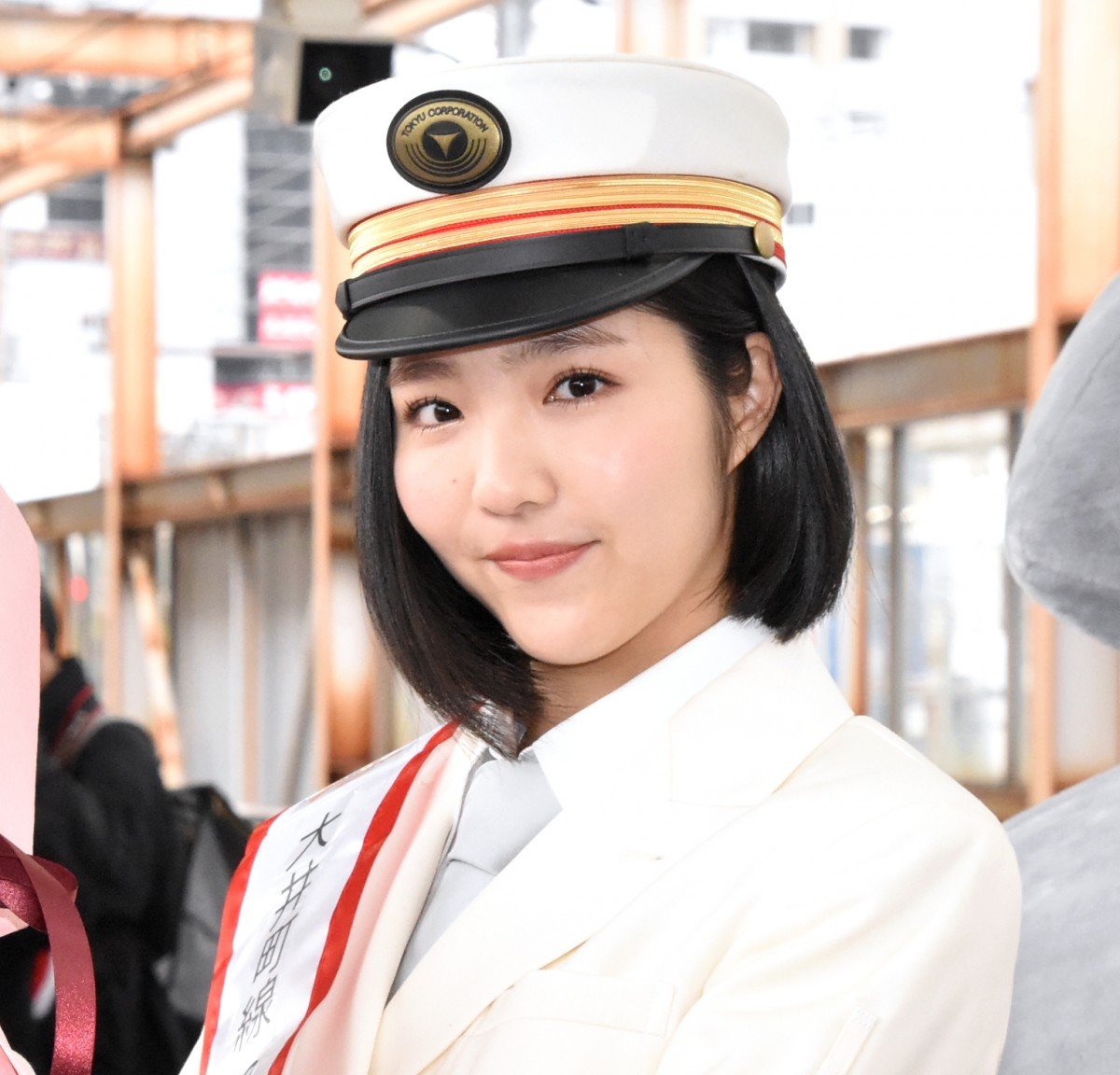BEYOOOOONDS一岡伶奈、一日駅長に「すてきなプレゼント」 レコ大