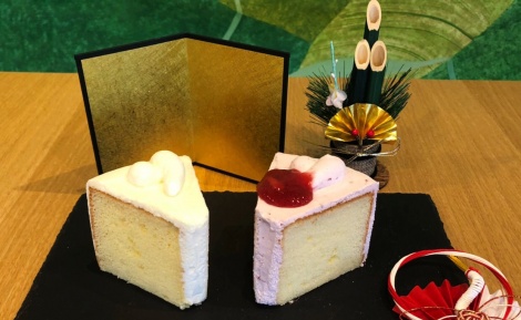 同日発売の『紅白シフォンケーキ』、写真左から『クリームシフォンケーキ』『ストロベリーシフォンケーキ』（各税抜390円） （C）oricon ME inc. 