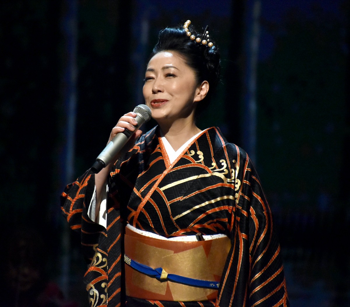 石川さゆり 艶 紅白】石川さゆり、3時代わたり往年の名曲披露 大河共演の長谷川博己は演技を絶賛 | ORICON NEWS