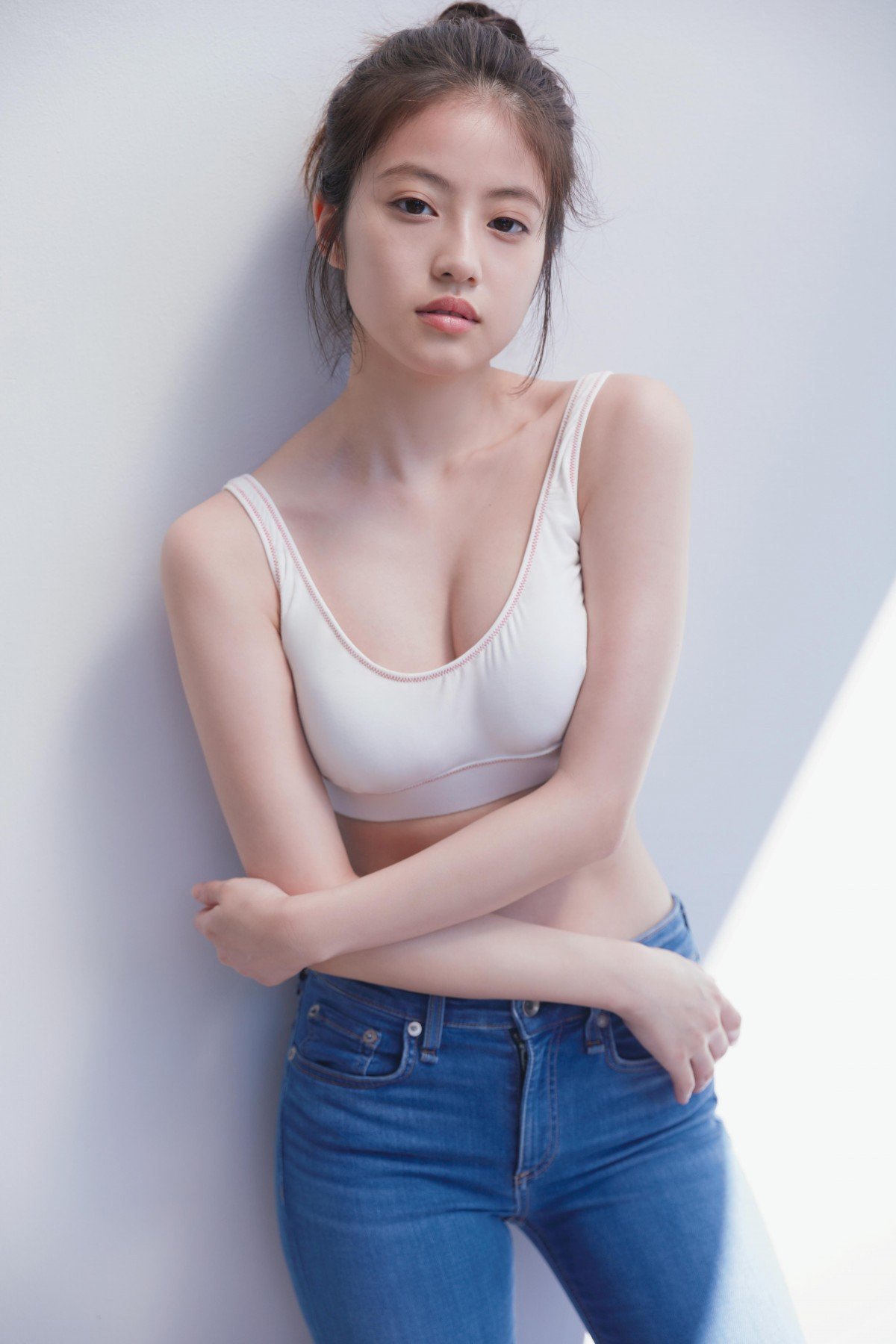 今田美桜、ヘルシーな“美スタイル”披露 写真集秘蔵カット解禁 | ORICON NEWS