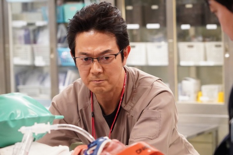 『トップナイフ　-天才脳外科医の条件-』で地上波ドラマに初レギュラー出演するアキラ100％（C）日本テレビ 