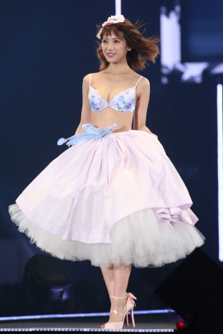 舟山久美子の画像 写真 Tgc16ss ダレノガレ明美 魅惑の美バスト披露 1枚目 Oricon News